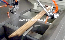 木門線條UV底漆自動噴涂.jpg 木門線條UV底漆自動噴涂.jpg