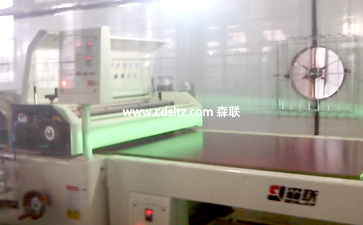 板式家具UV涂裝生產(chǎn)線UV透明面漆均勻滾涂.jpg 板式家具UV涂裝生產(chǎn)線UV透明面漆均勻滾涂.jpg