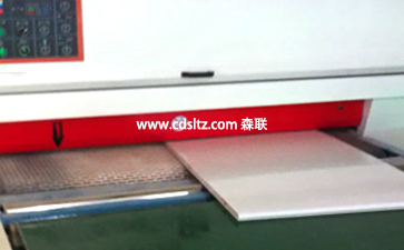 板式家具UV涂裝生產(chǎn)線均勻砂光UV底漆.jpg 板式家具UV涂裝生產(chǎn)線均勻砂光UV底漆.jpg