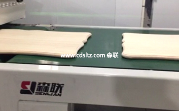 實(shí)木家具UV滾涂生產(chǎn)線自動(dòng)上料輸送.jpg 實(shí)木家具UV滾涂生產(chǎn)線自動(dòng)上料輸送.jpg