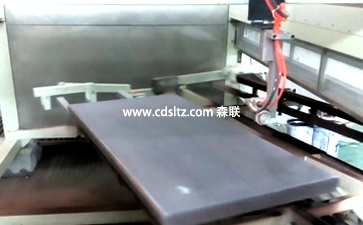 家具板自動旋轉(zhuǎn)進入噴漆室.jpg 家具板自動旋轉(zhuǎn)進入噴漆室.jpg